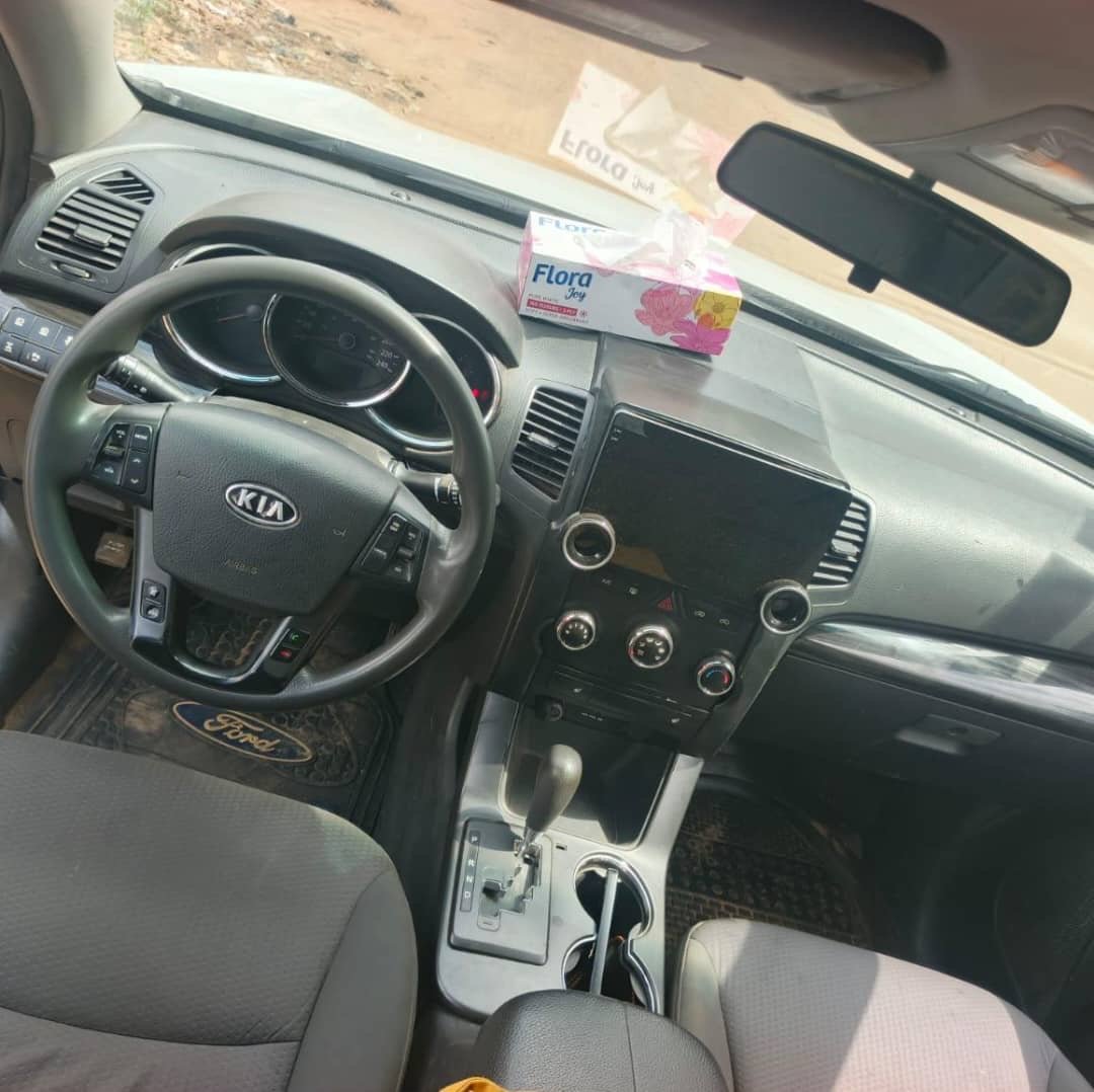 Vignette 2 : Voiture Hyundai de couleur blanche