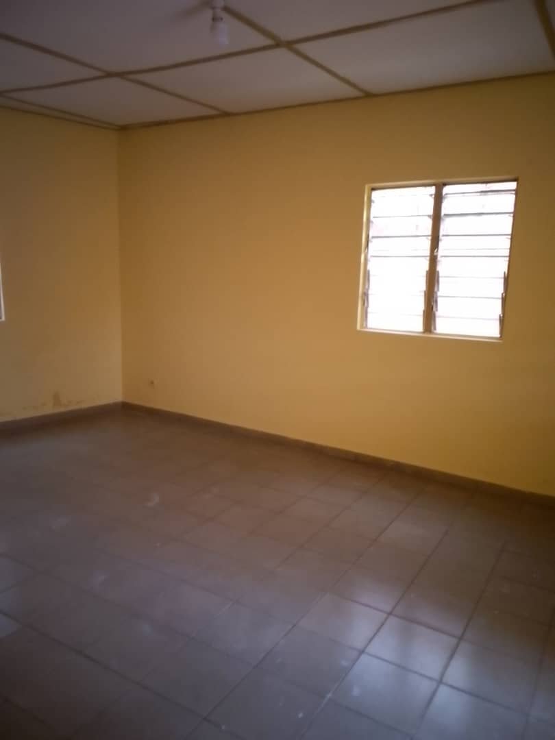 Vignette 2 : 2CHAMBRE SALON WCD INTERNE AVEC CUISINE ET TERRASSE À LOUER