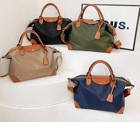 Vignette 5 : Vente de pagnes, chaussures,sacs et soies