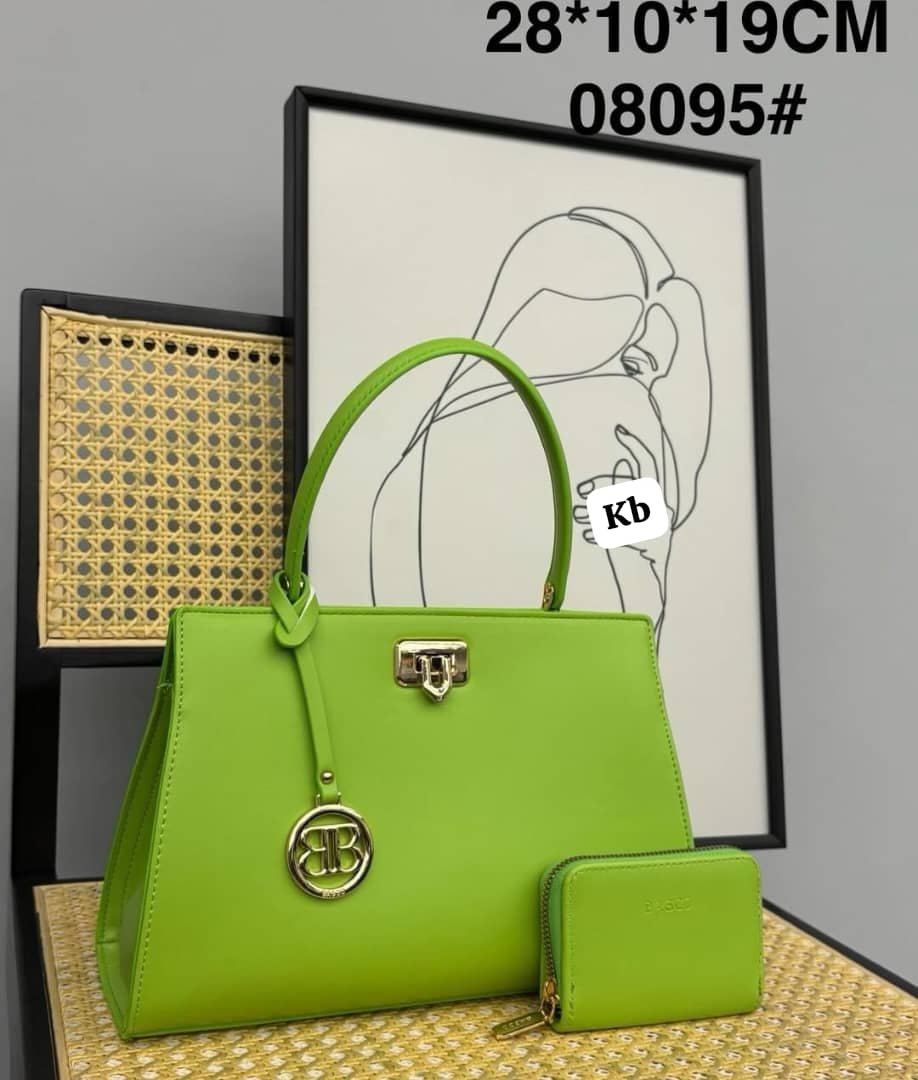 Vignette 4 : Vente de pagnes, chaussures,sacs et soies